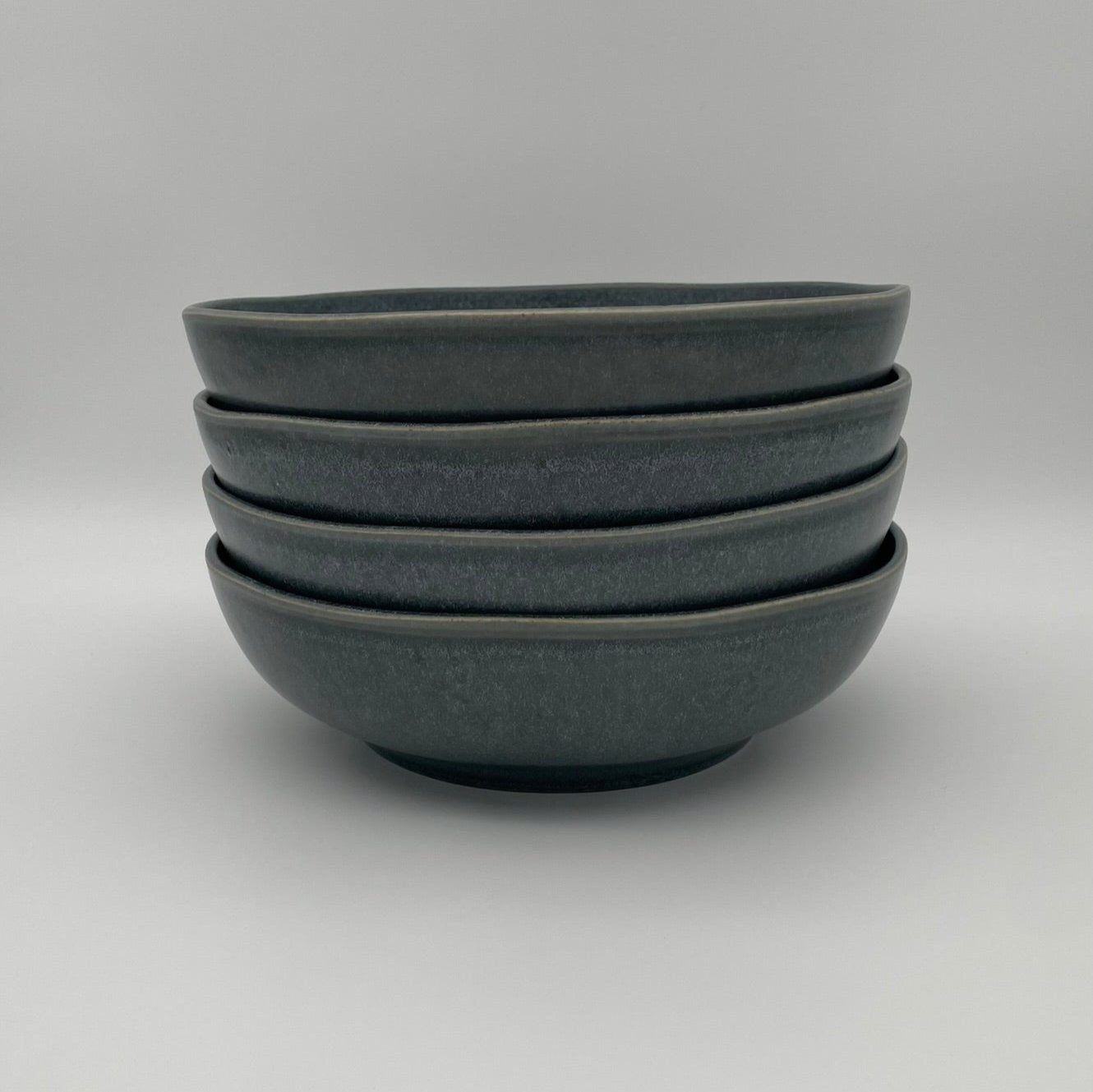 "Black Coast" Pasta- und Salatteller – Handgefertigte Keramik aus Portugal (Ø 22 cm, anthrazit)