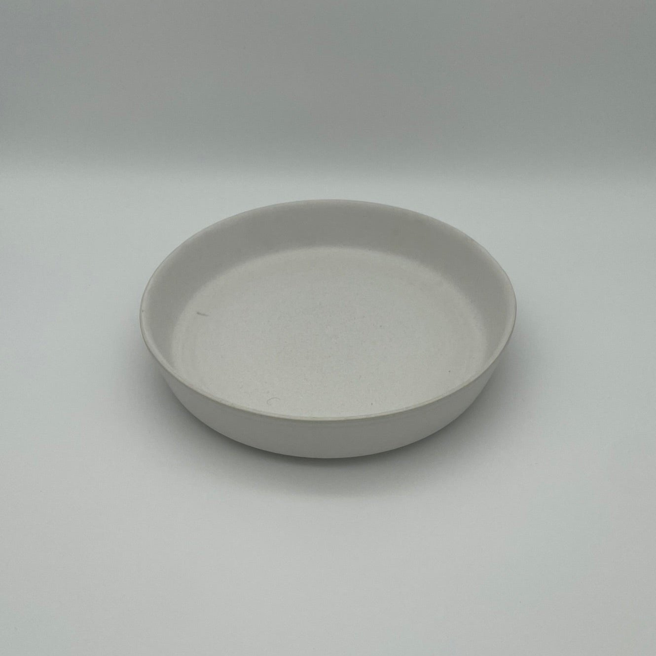 "White Coast" Tiefer Teller – Handgefertigte Keramik aus Portugal (Ø 22 cm, matt-weiß)