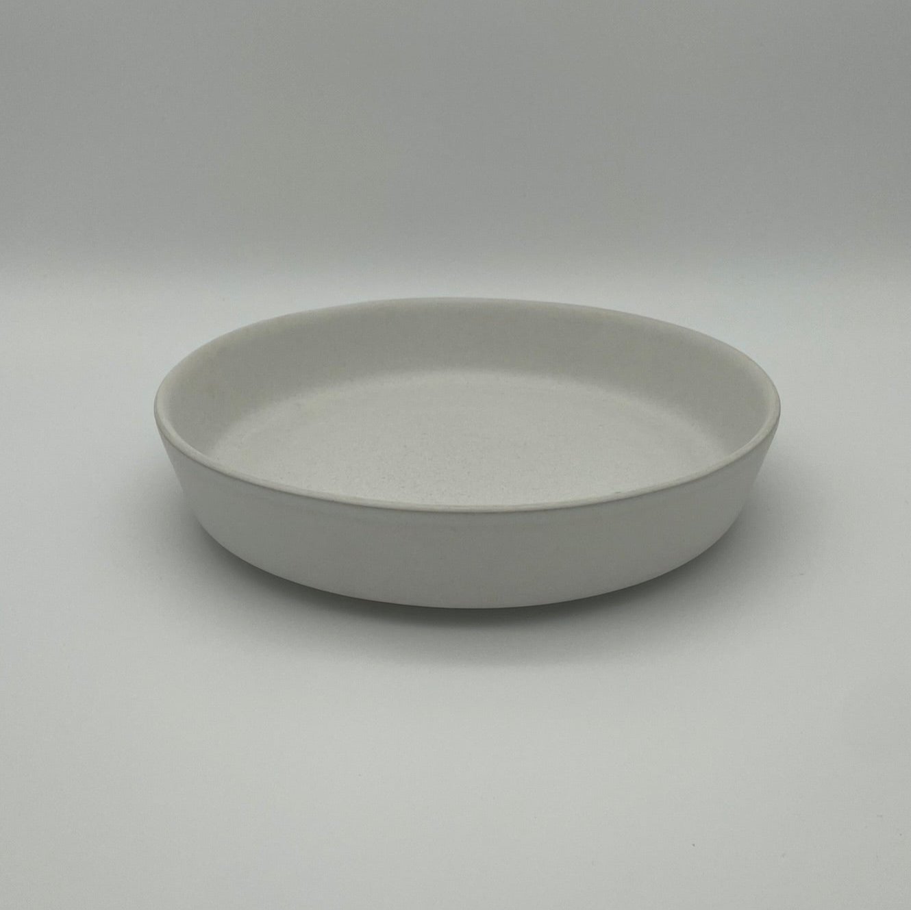 "White Coast" Tiefer Teller – Handgefertigte Keramik aus Portugal (Ø 22 cm, matt-weiß)