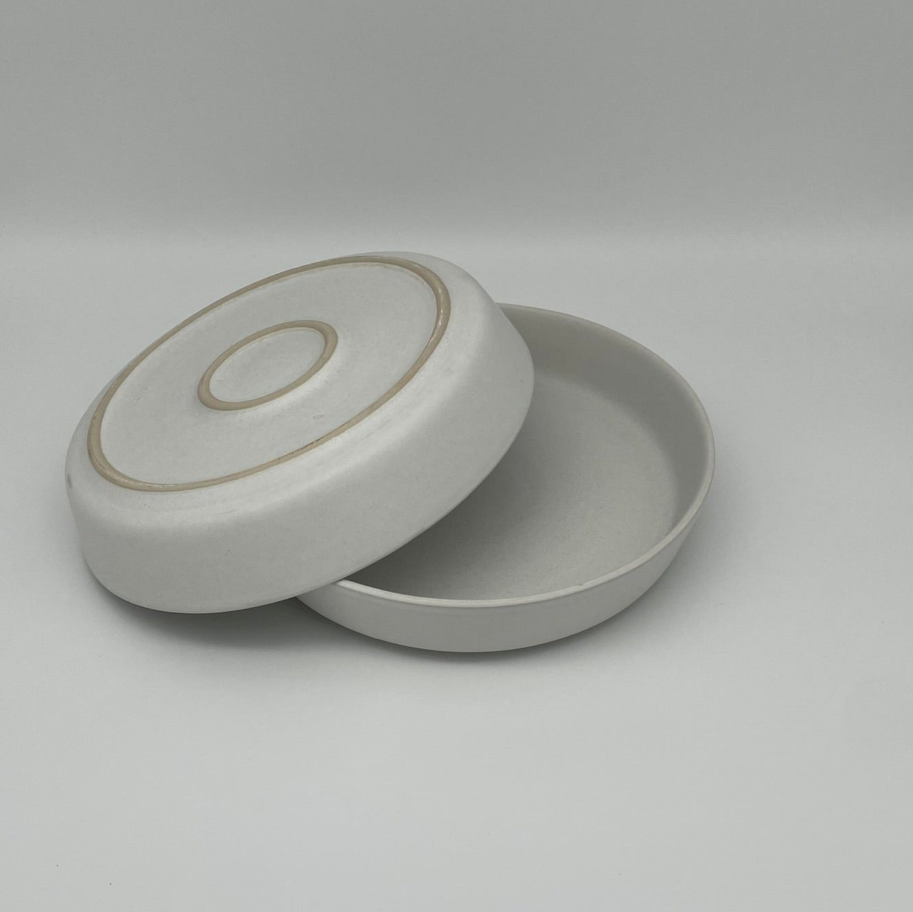 "White Coast" Tiefer Teller – Handgefertigte Keramik aus Portugal (Ø 22 cm, matt-weiß)