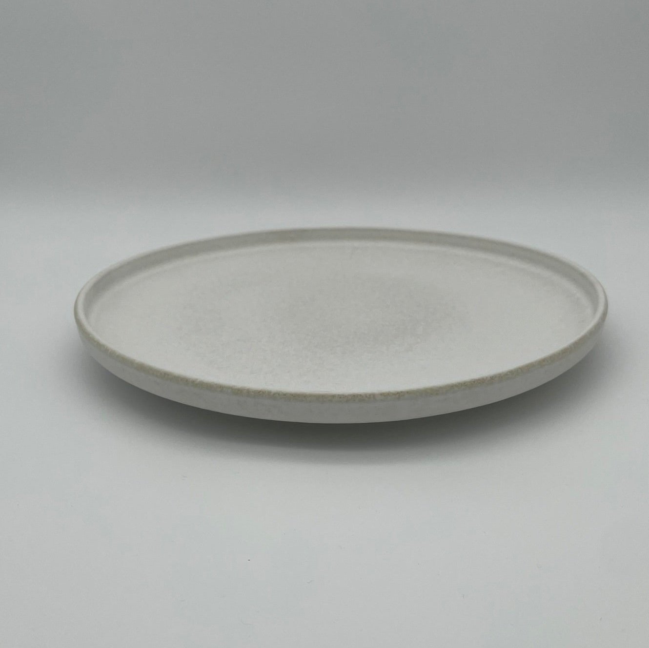 "White Coast" Flacher Teller – Handgefertigte Keramik aus Portugal (Ø 26 cm, matt-weiß)