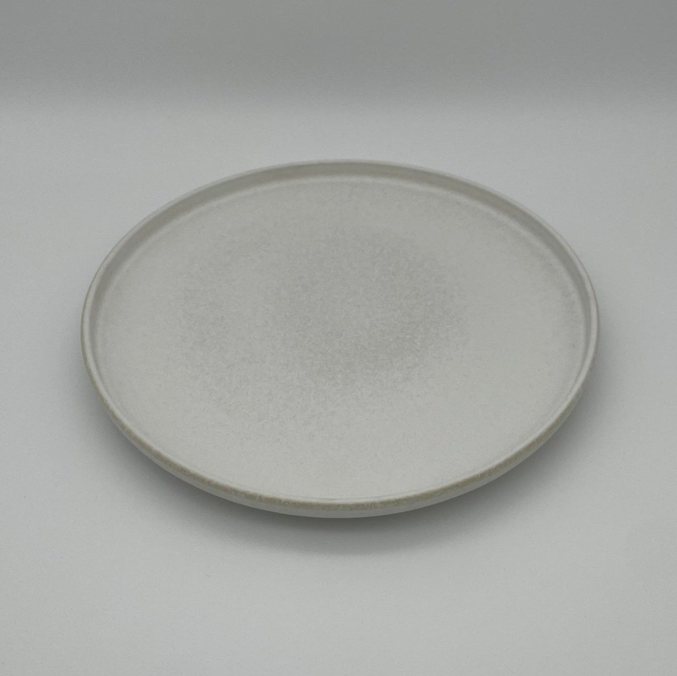 "White Coast" Flacher Teller – Handgefertigte Keramik aus Portugal (Ø 26 cm, matt-weiß)