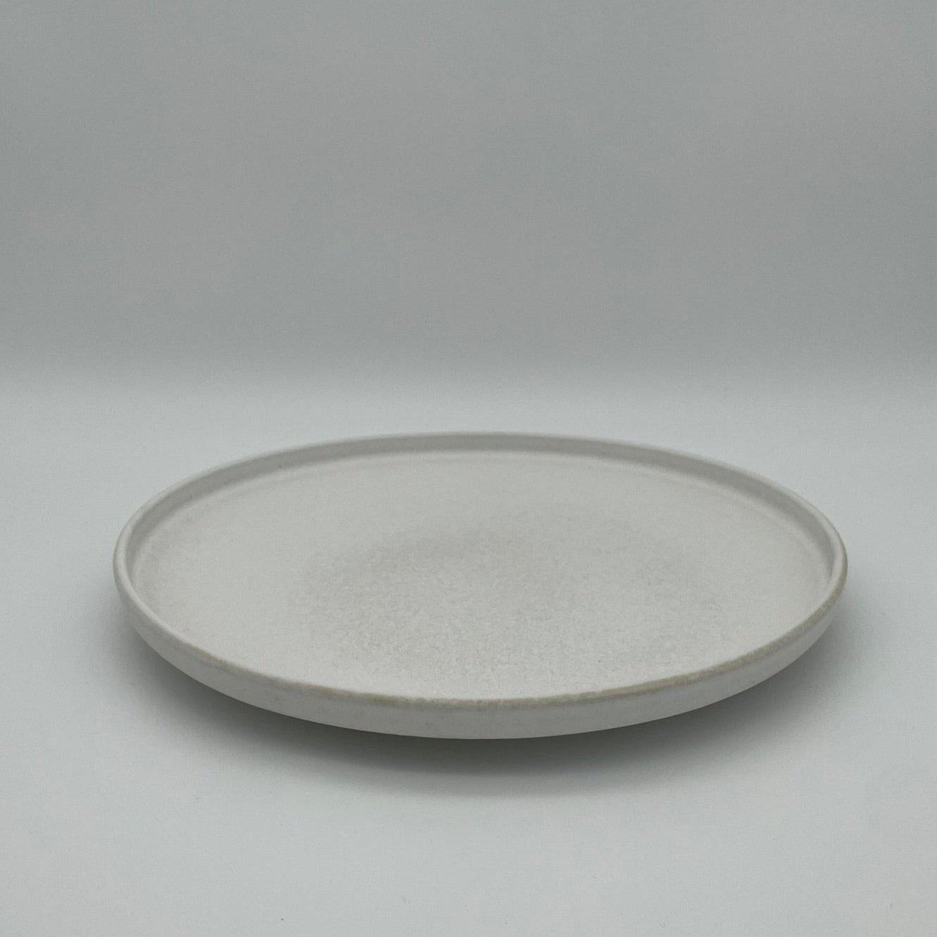 "White Coast" Flacher Teller – Handgefertigte Keramik aus Portugal (Ø 26 cm, matt-weiß)