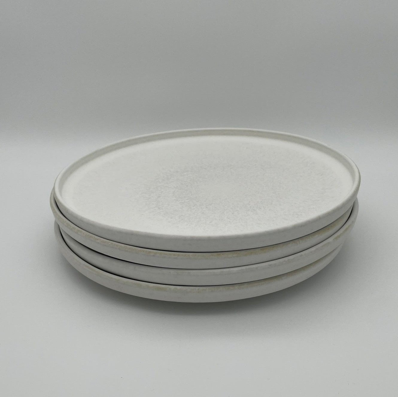 "White Coast" Flacher Teller – Handgefertigte Keramik aus Portugal (Ø 26 cm, matt-weiß)