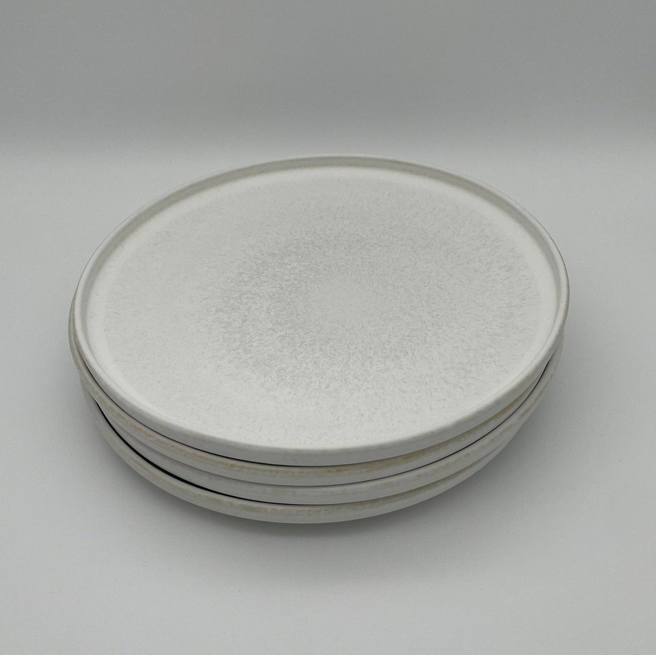 "White Coast" Flacher Teller – Handgefertigte Keramik aus Portugal (Ø 26 cm, matt-weiß)