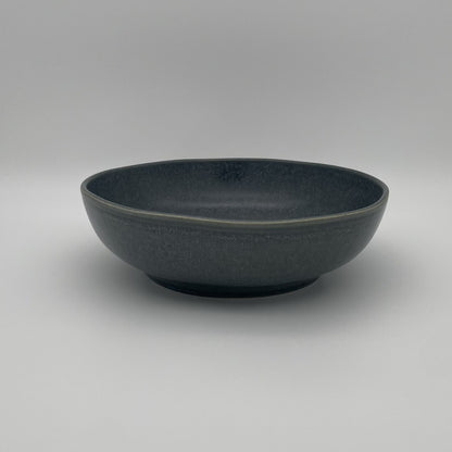 "Black Coast" Pasta- und Salatteller – Handgefertigte Keramik aus Portugal (Ø 22 cm, anthrazit)
