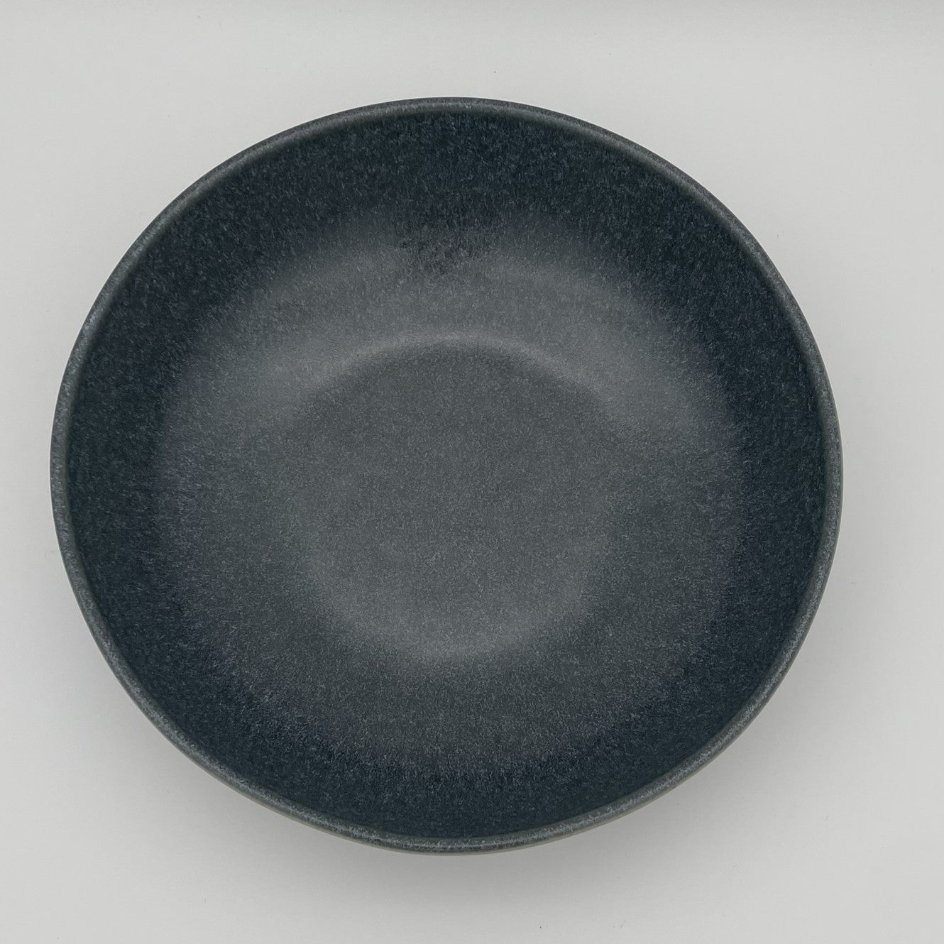 "Black Coast" Pasta- und Salatteller – Handgefertigte Keramik aus Portugal (Ø 22 cm, anthrazit)