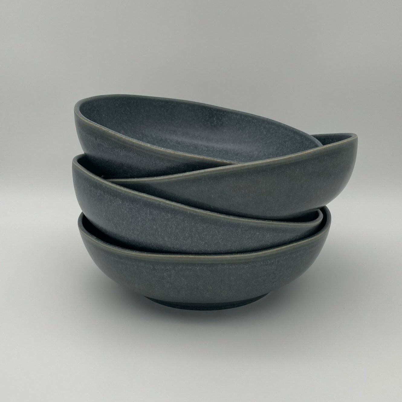"Black Coast" Pasta- und Salatteller – Handgefertigte Keramik aus Portugal (Ø 22 cm, anthrazit)