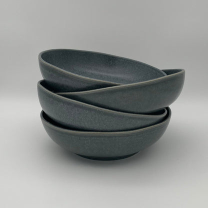 "Black Coast" Pasta- und Salatteller – Handgefertigte Keramik aus Portugal (Ø 22 cm, anthrazit)