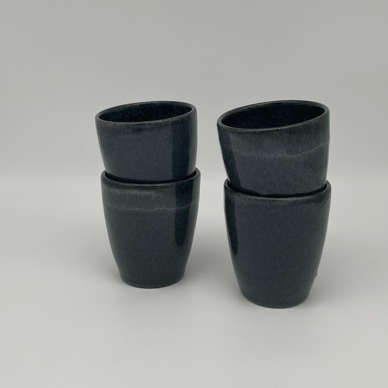 "Black Beach" Becher – Handgefertigte Keramik aus Portugal (250 ml, schwarz)