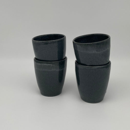 "Black Beach" Becher – Handgefertigte Keramik aus Portugal (250 ml, schwarz)