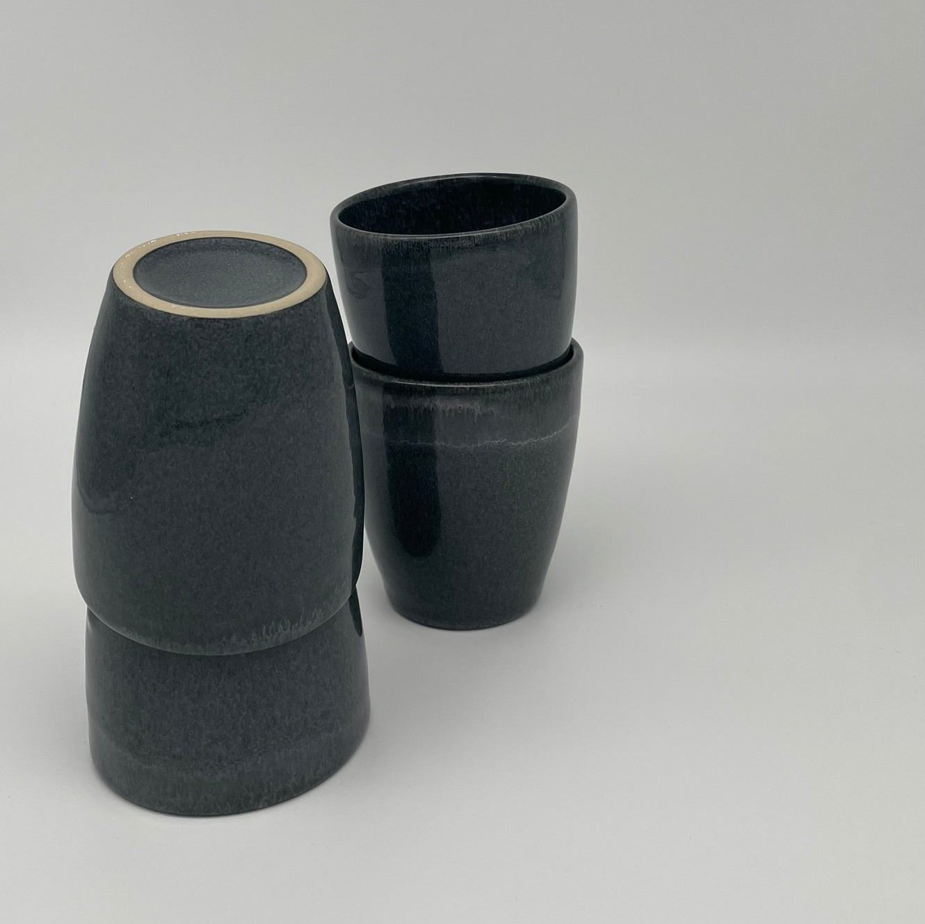 "Black Beach" Becher – Handgefertigte Keramik aus Portugal (250 ml, schwarz)