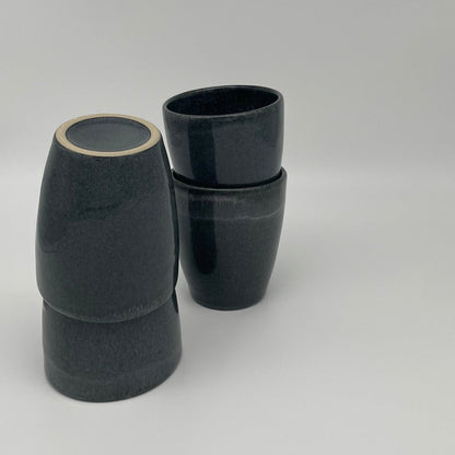 "Black Beach" Becher – Handgefertigte Keramik aus Portugal (250 ml, schwarz)
