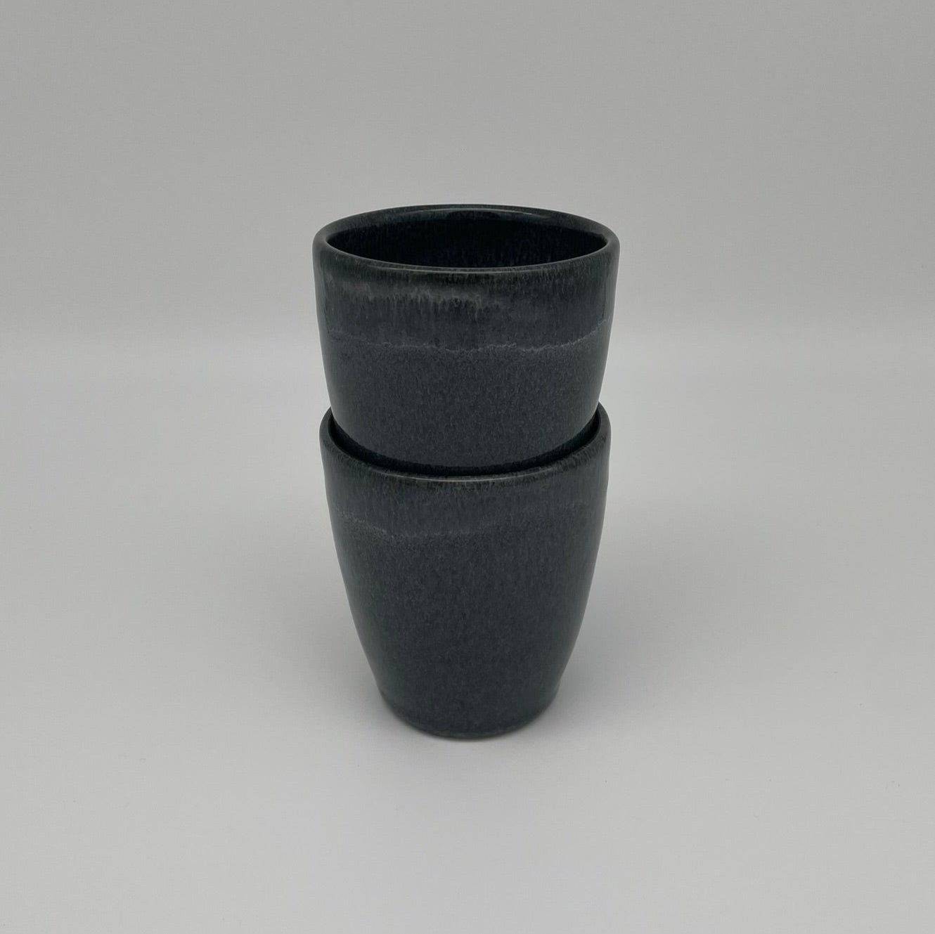 "Black Beach" Becher – Handgefertigte Keramik aus Portugal (250 ml, schwarz)