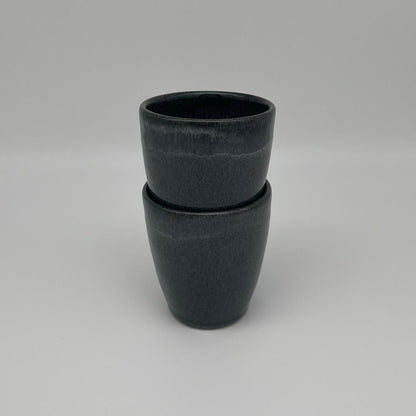 "Black Beach" Becher – Handgefertigte Keramik aus Portugal (250 ml, schwarz)