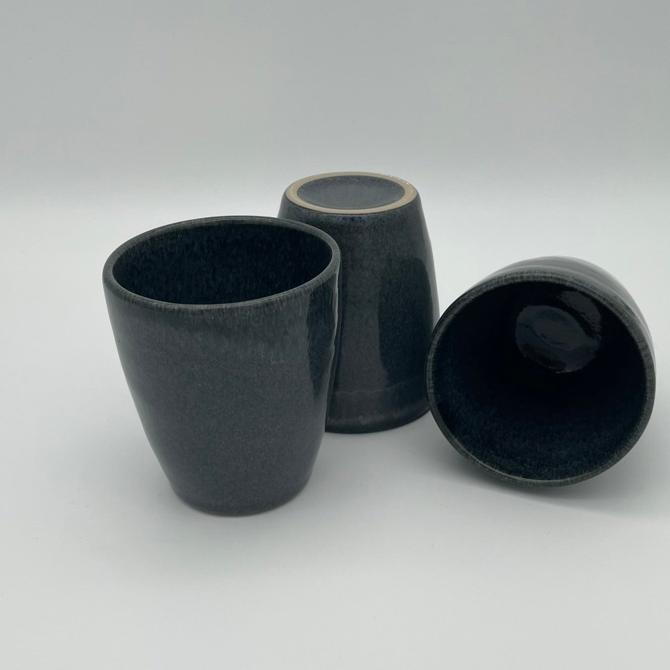 "Black Beach" Becher – Handgefertigte Keramik aus Portugal (250 ml, schwarz)