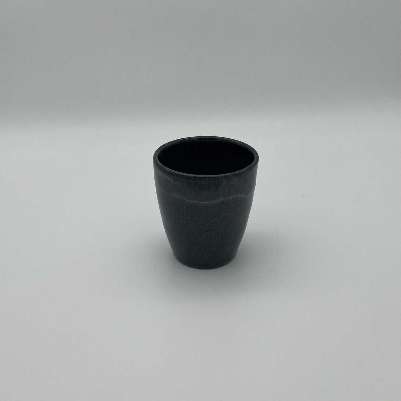 "Black Beach" Becher – Handgefertigte Keramik aus Portugal (250 ml, schwarz)
