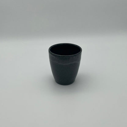 "Black Beach" Becher – Handgefertigte Keramik aus Portugal (250 ml, schwarz)
