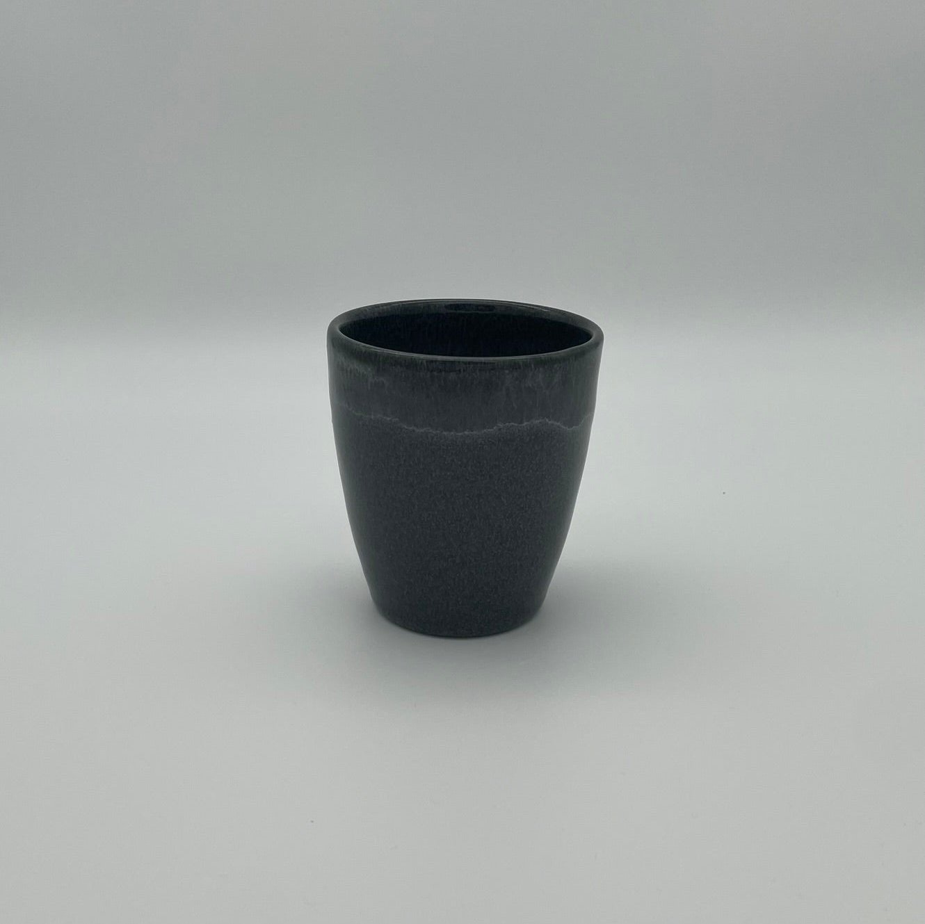 "Black Beach" Becher – Handgefertigte Keramik aus Portugal (250 ml, schwarz)