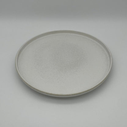 "White Coast" Flacher Teller – Handgefertigte Keramik aus Portugal (Ø 26 cm, matt-weiß)